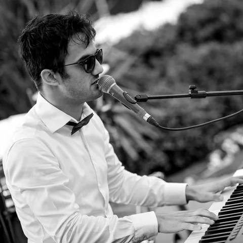 Andrea Ugolini, pianoforte e voce della band