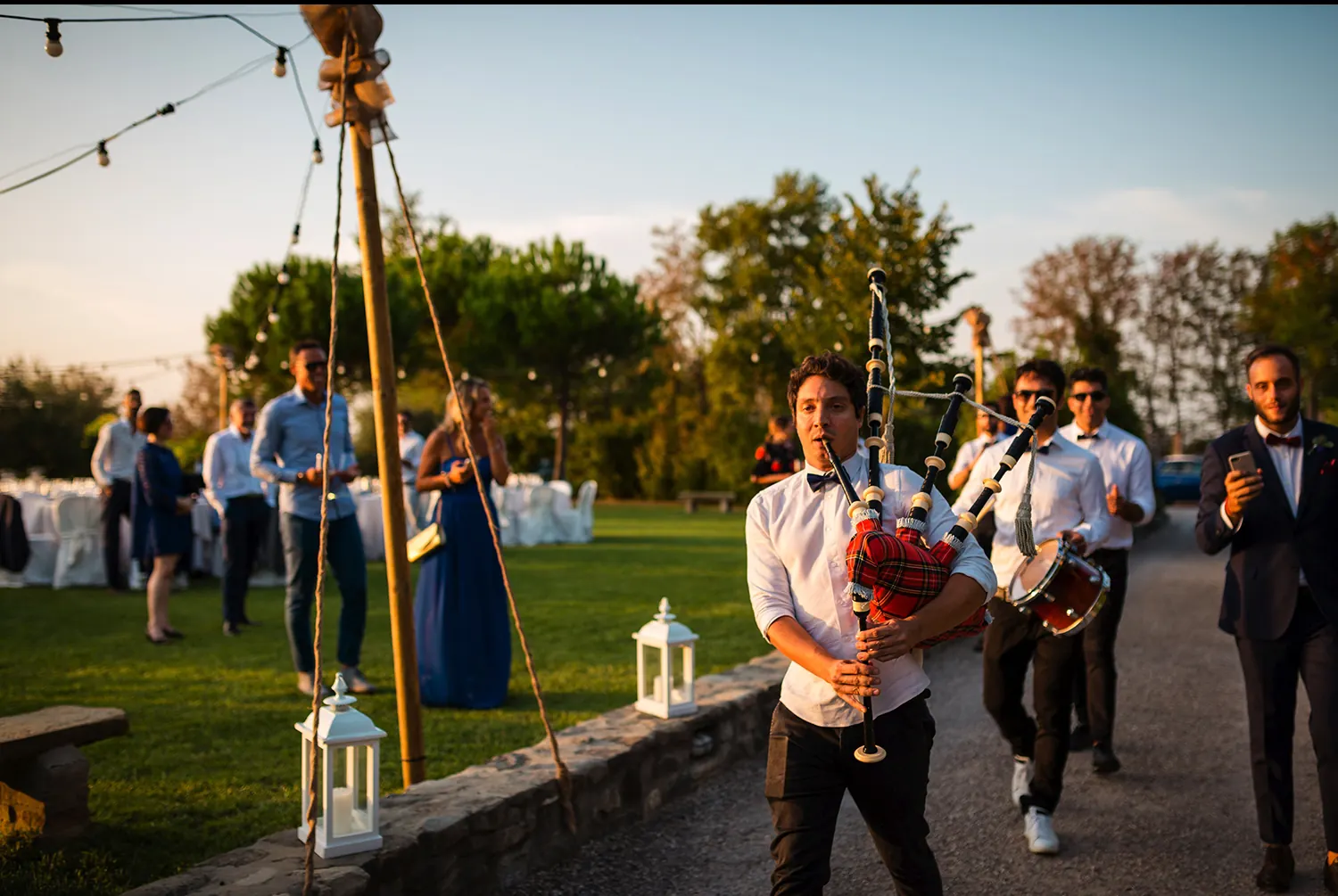 La band Jackpot per feste e matrimoni in Emilia-Romagna con la cornamusa che accompagna l'ingresso degli sposi
