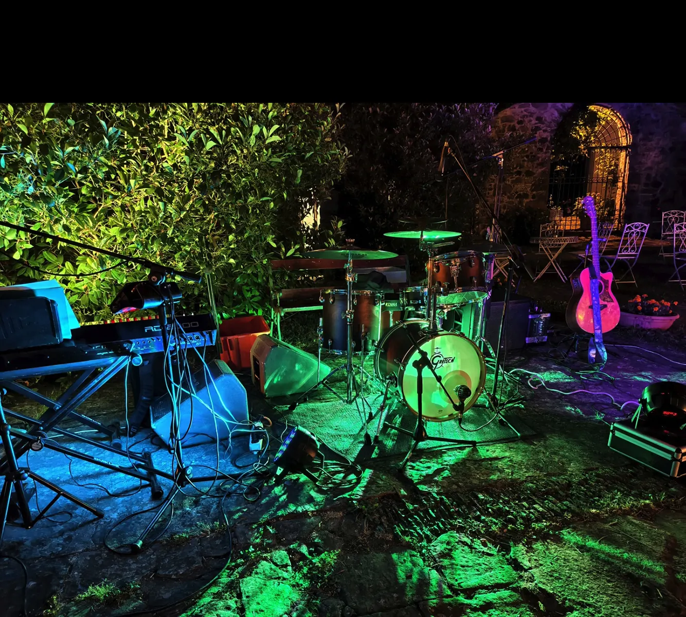 La band Jackpot durante un matrimonio dal vivo con impianto audio e luci